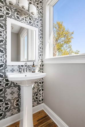 Shower, hair dryer, towels, shampoo - St. Philip | Luxury Home w/ Rooftop Patio (Charleston)