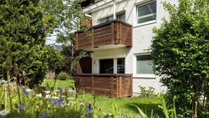 Een woongebouw met twee verdiepingen, inclusief een balkon op de bovenste etage.