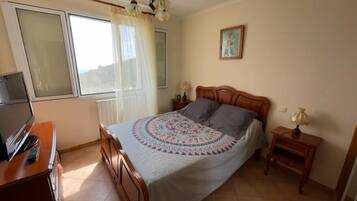 3 bedrooms, iron/ironing board, bed sheets
