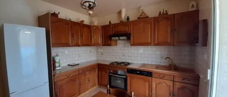 Coffee/tea maker, fridge, microwave, oven