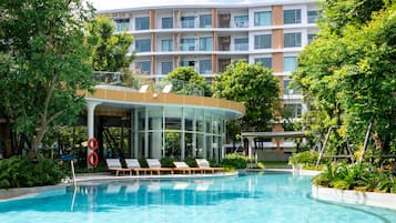 2 outdoor pools