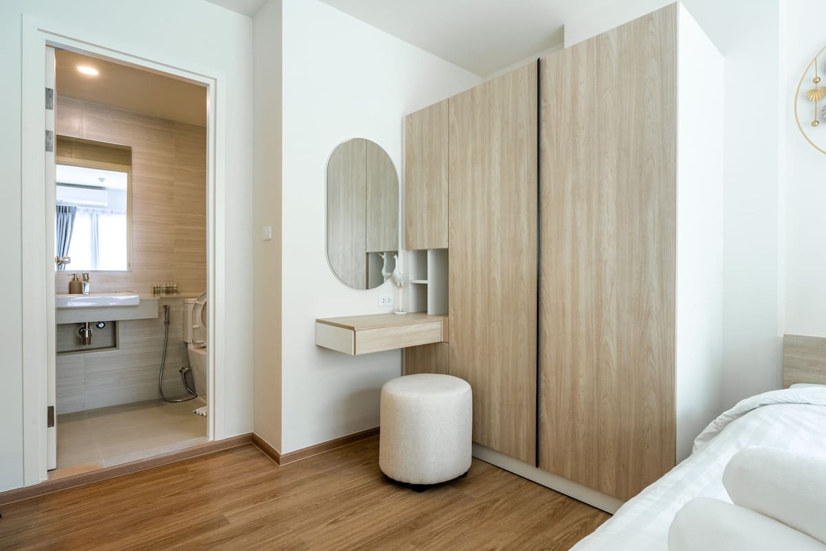 Appartamento Business, balcone, vista piscina | 2 camere, una cassaforte in camera, tende oscuranti, insonorizzazione