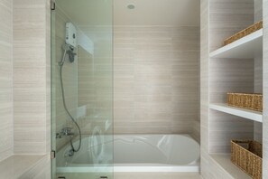 Business Apartment, Balcony, Pool View | Bilik Mandi | Pancuran mandi, kelengkapan dandanan diri percuma, pengering rambut 