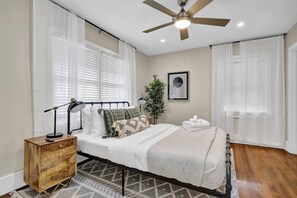 5 室のベッドルーム、デスク、アイロン / アイロン台、WiFi (無料)