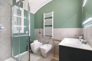 Bruser, hårtørrer, bidet, håndklæder