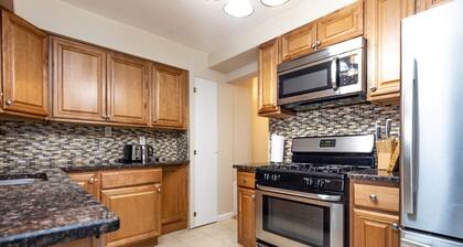 CozySuites | Cozy House 10min to Monuments & DC