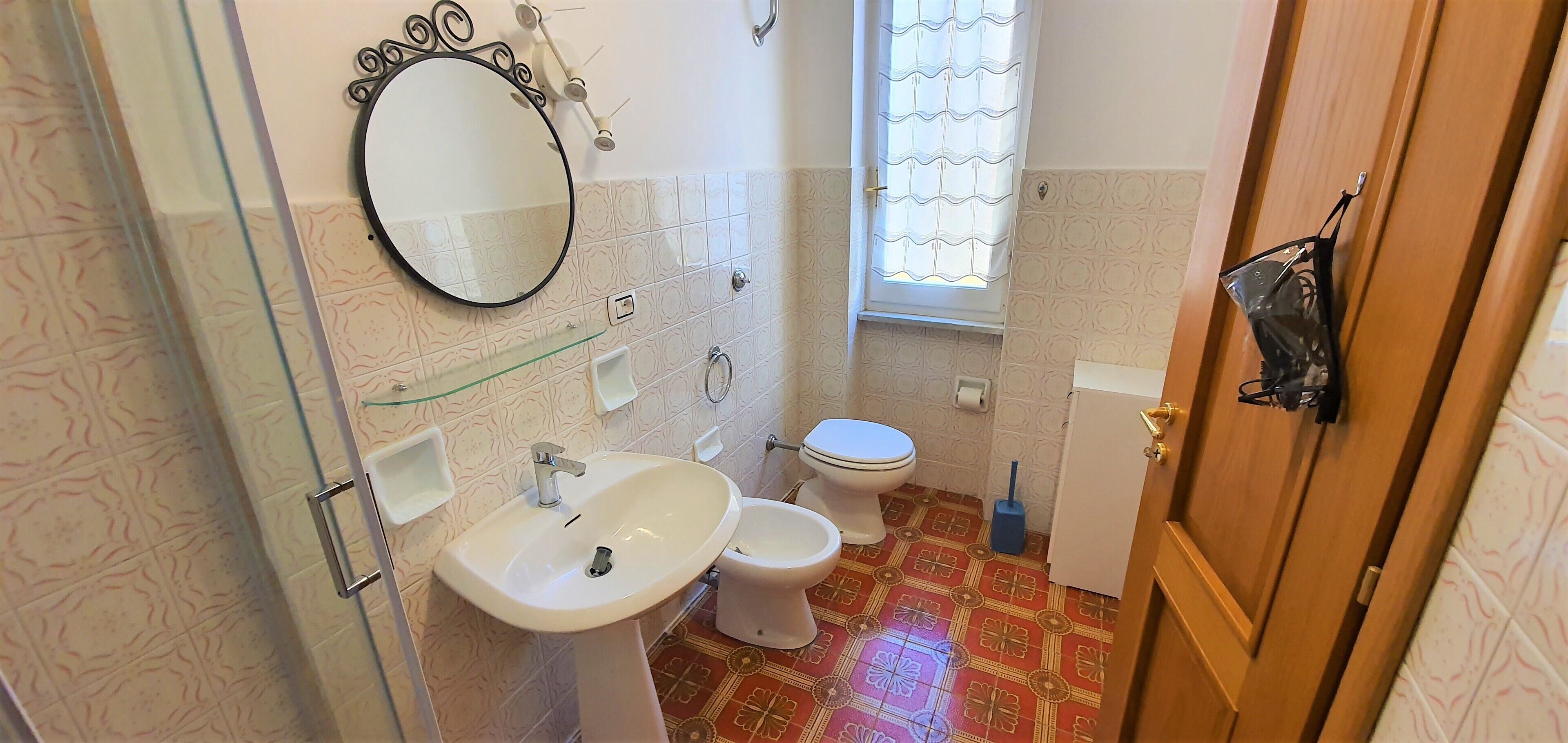 Dusche, Haartrockner, Bidet, Handtücher