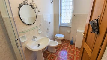 Dusche, Haartrockner, Bidet, Handtücher