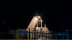 Un edificio moderno con estructura de techo triangular y ventanas amplias.
