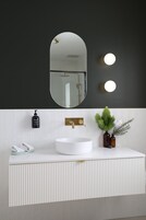 Habitación ejecutiva doble | Baño | Ducha, cabezal de ducha tipo lluvia, secador de pelo y suelo radiante