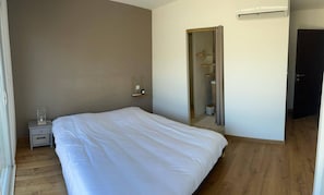 2 chambres, fer et planche à repasser, lit parapluie, draps fournis