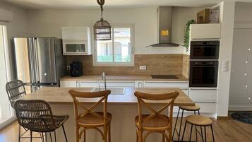 Køleskab, mikrobølgeovn, ovn, kogeplade