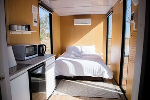 1 bedroom, bed sheets