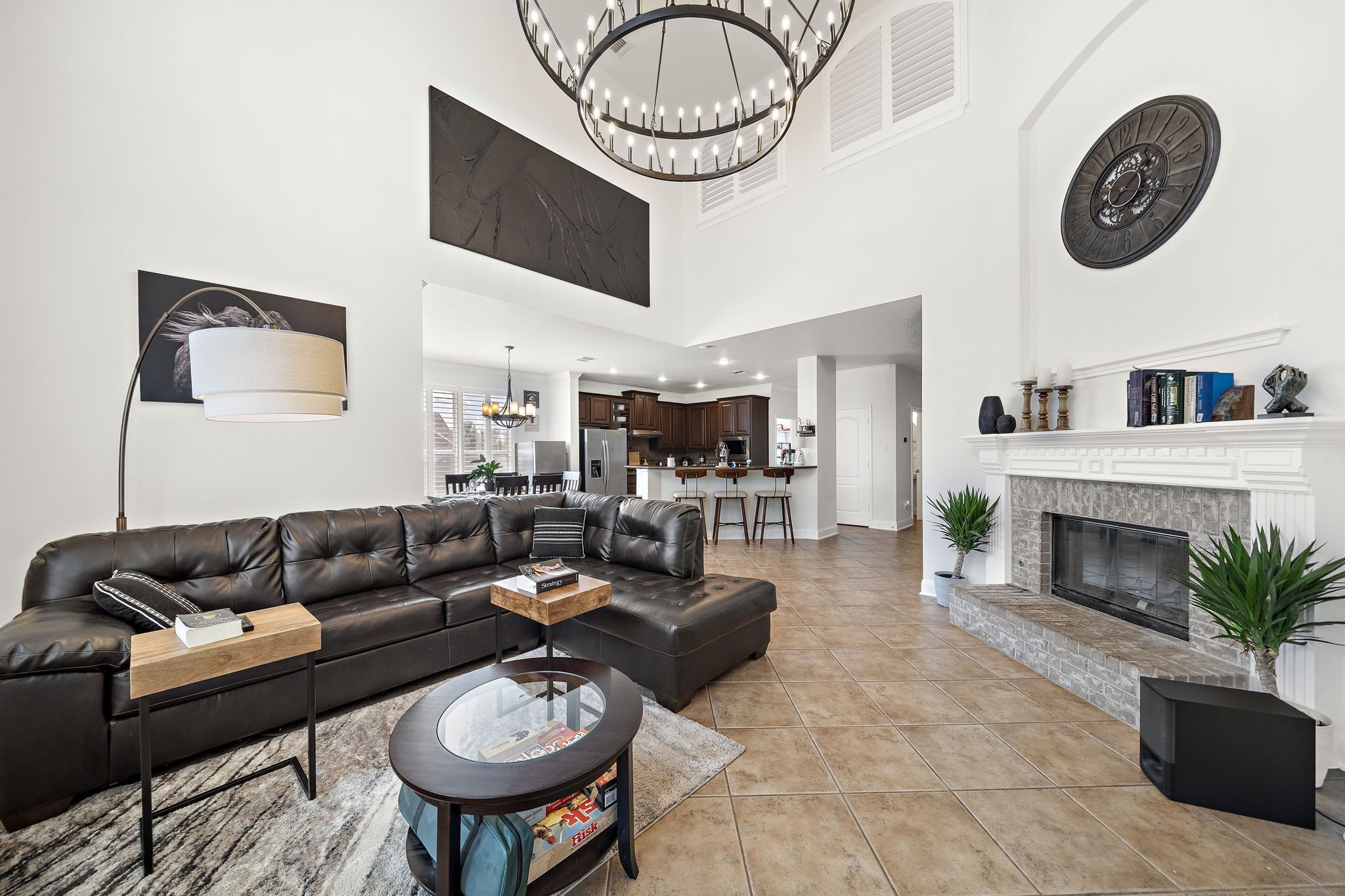 TV connectée, espaces bureaux, écrans d'ordinateur, imprimantes