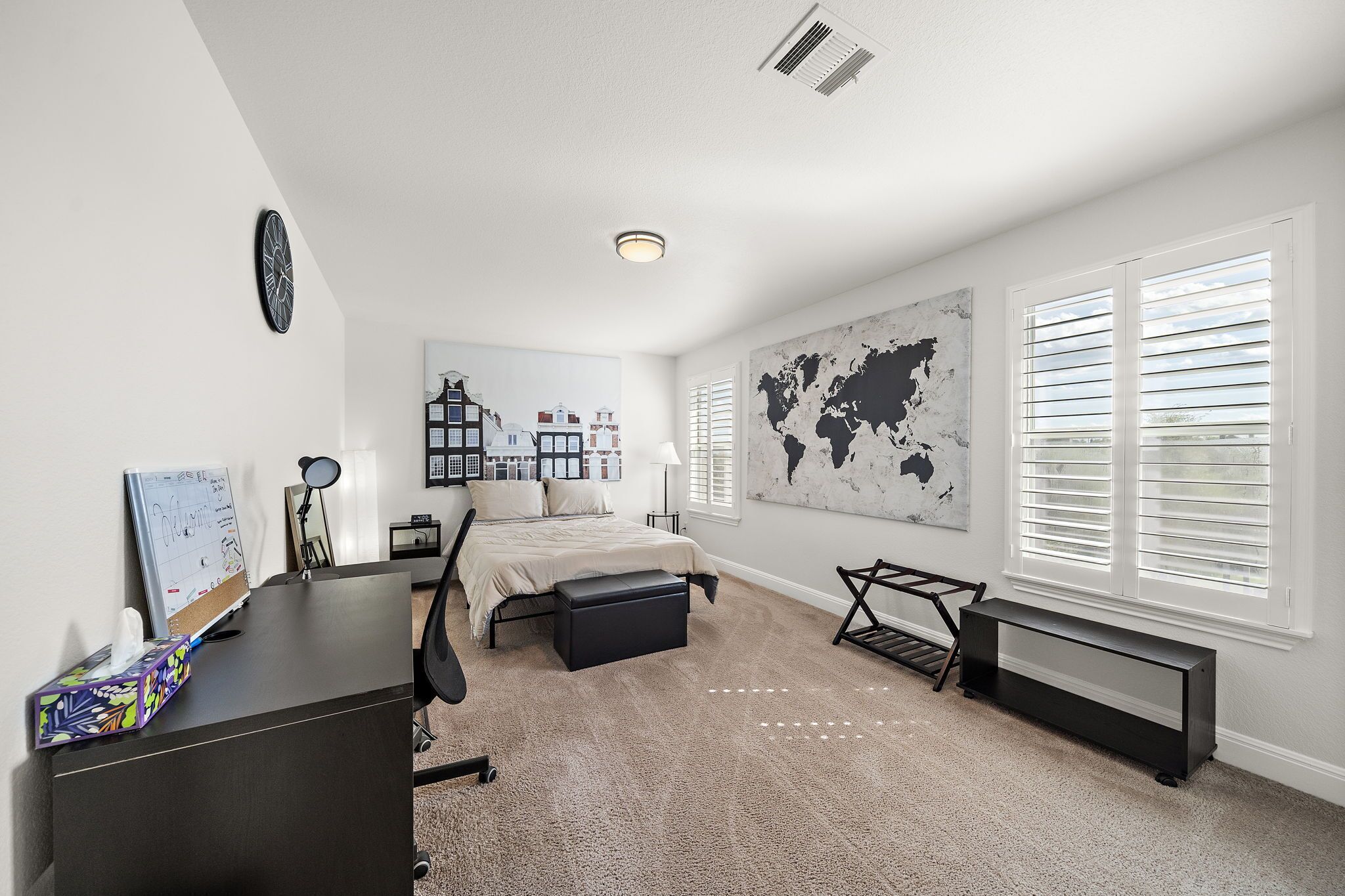 6th bedroom with queen size bed. 