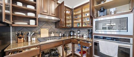 Een koelkast, een microgolfoven, een oven, een kookplaat