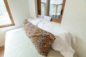 2 間睡房、床單、方便輪椅出入