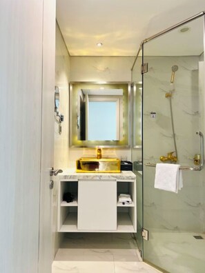 Kamar Deluks | Kamar mandi | Kombinasi shower/bathtub, pancuran hujan,  dan perlengkapan mandi gratis