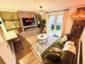 Living area - Luxury Hot Tub 1 King Bed 1 Single Bed Private Parking 90sec walk to the beach (Cleethorpes)