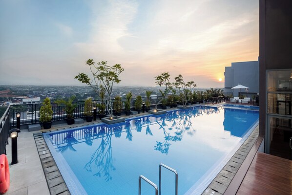 Una piscina al aire libre