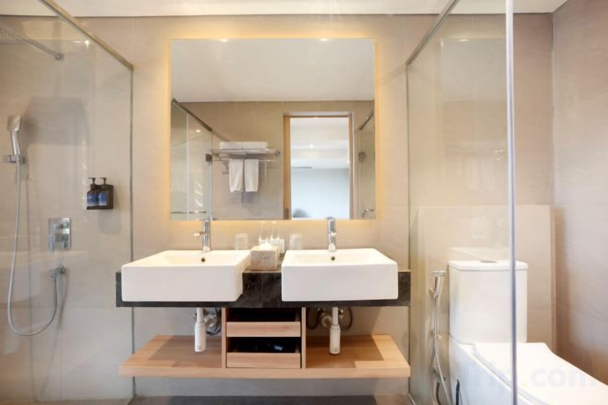 Baño | Secador de pelo, zapatillas y toallas