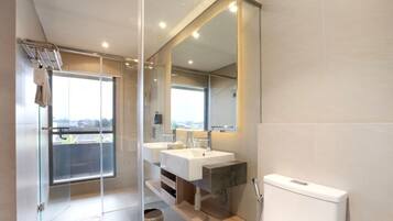 Un bagno moderno con cabina doccia in vetro, mobile lavabo doppio e un ampio specchio.