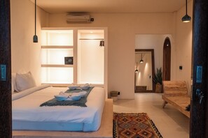 2 bedrooms, in-room safe, desk, free WiFi - Charming 3-Bedroom Villa: Ocean views, private baths, kitchen and beach access (Klungkung)