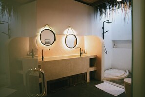Douche, séchoir à cheveux, serviettes fournies, savon