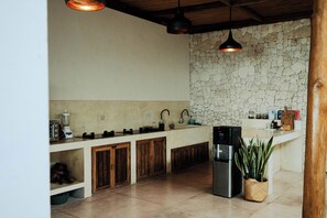 Interior - Charming 3-Bedroom Villa: Ocean views, private baths, kitchen and beach access (Klungkung)