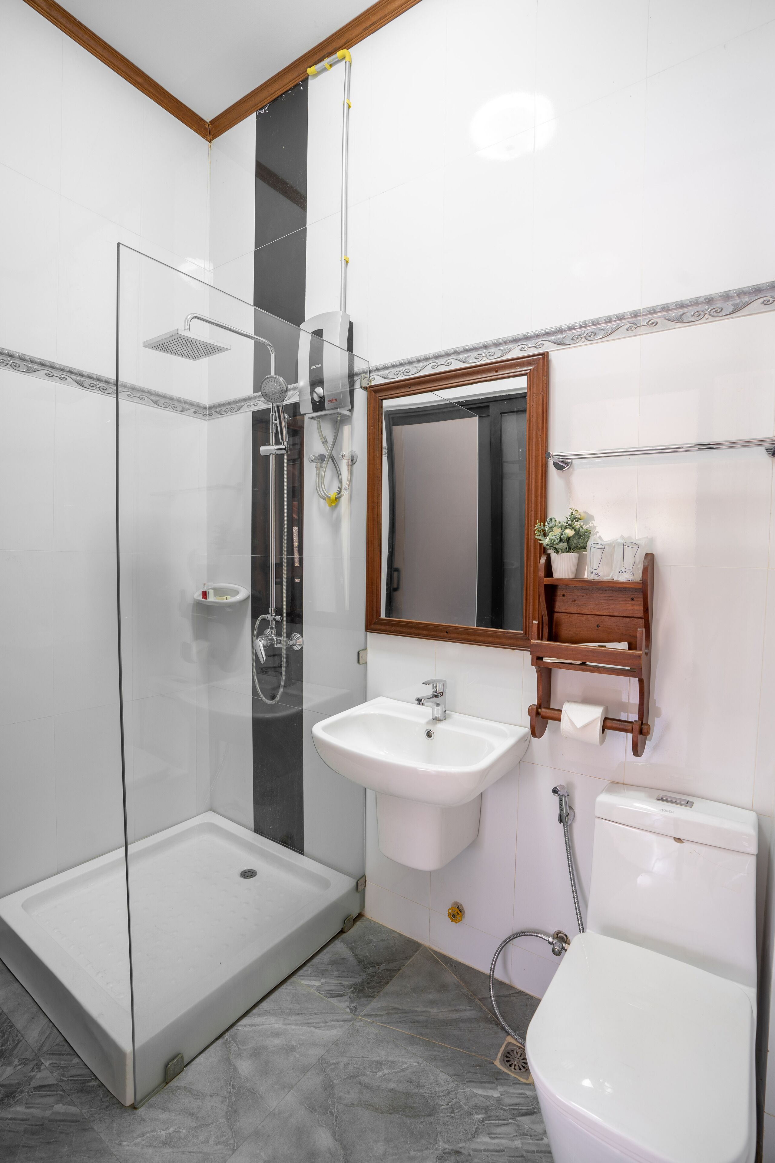 Dobbeltrom – standard | Bad | Dusj, regndusjhode, tøfler og håndklær