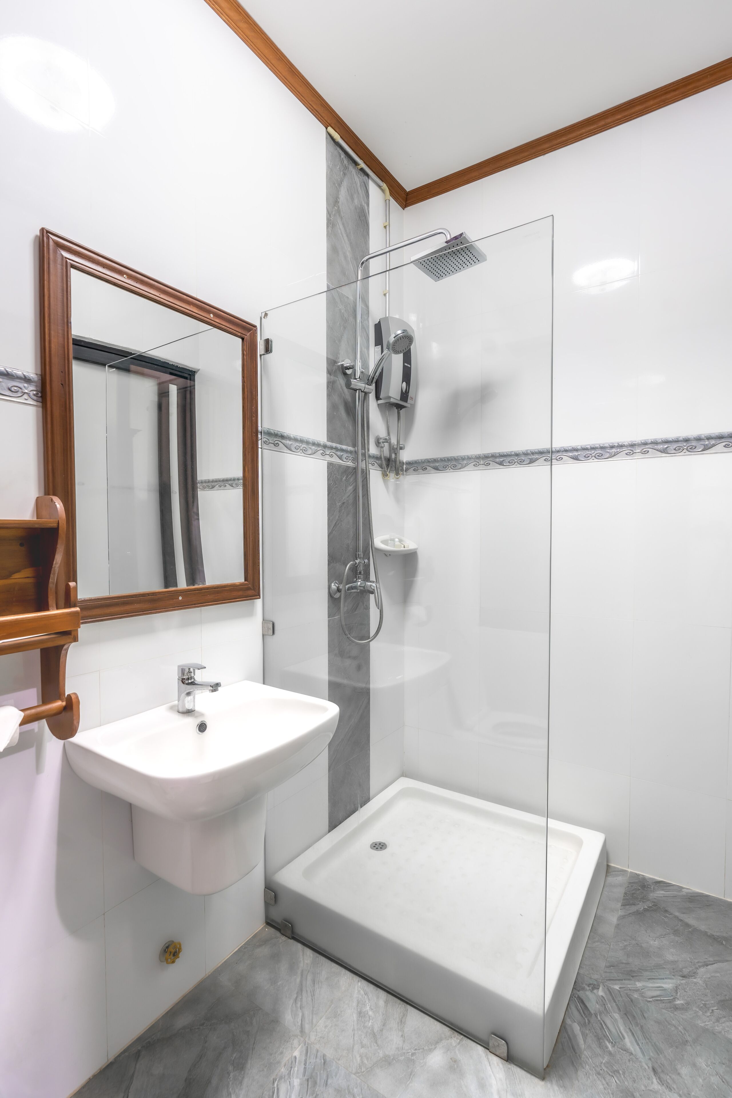 Dusj, regndusjhode, tøfler og håndklær