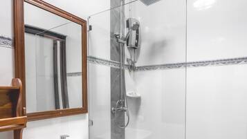 Dusj, regndusjhode, tøfler og håndklær