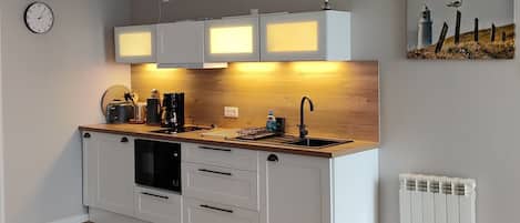 Fridge, oven, stovetop, dishwasher