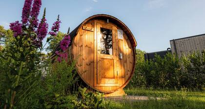 Holiday Villa Amalia 2 Deluxe is a 2-person holiday villa and features a private sauna. The home has one bedroom and is situated on a generous and beautifully located plot surrounded by nature.