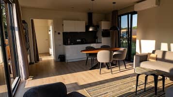 Una televisión, un reproductor estéreo