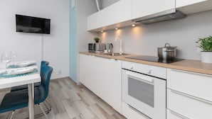 Microwave, cookware/dishes/utensils - Beautiful Studio With Balcony by Renters (Gdansk)