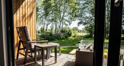 The 2-person version of the holiday villa Amalia 2 is equipped with a spacious sauna and a Hot tub. From the sauna, you have a view of the beautiful bocage landscape.