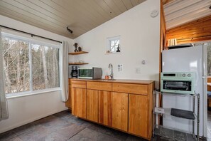 Frigorífico, microondas, horno y cafetera o tetera