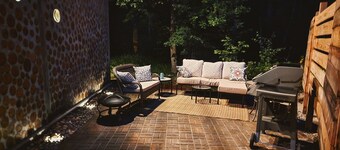 Creative, Unique, Mini Carriage House Studio Tucked in the Woods on the shore of pristine Riley Lake