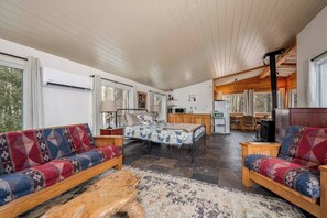 Una Smart TV, una chimenea, una oficina