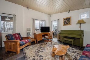 Una Smart TV, una chimenea, una oficina