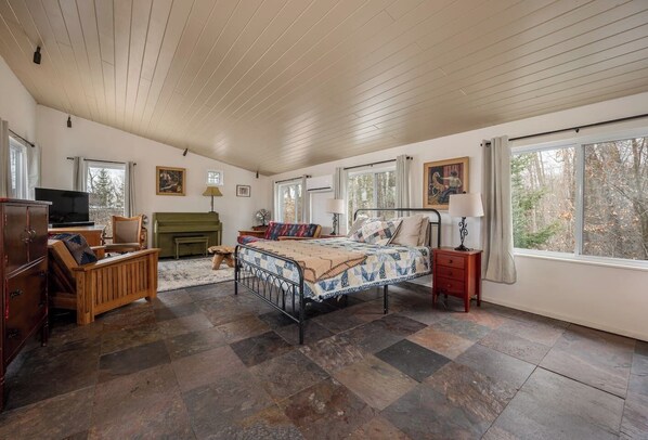 Smart TV, fireplace, offices