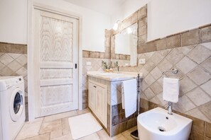 Bruser, hårtørrer, bidet, håndklæder