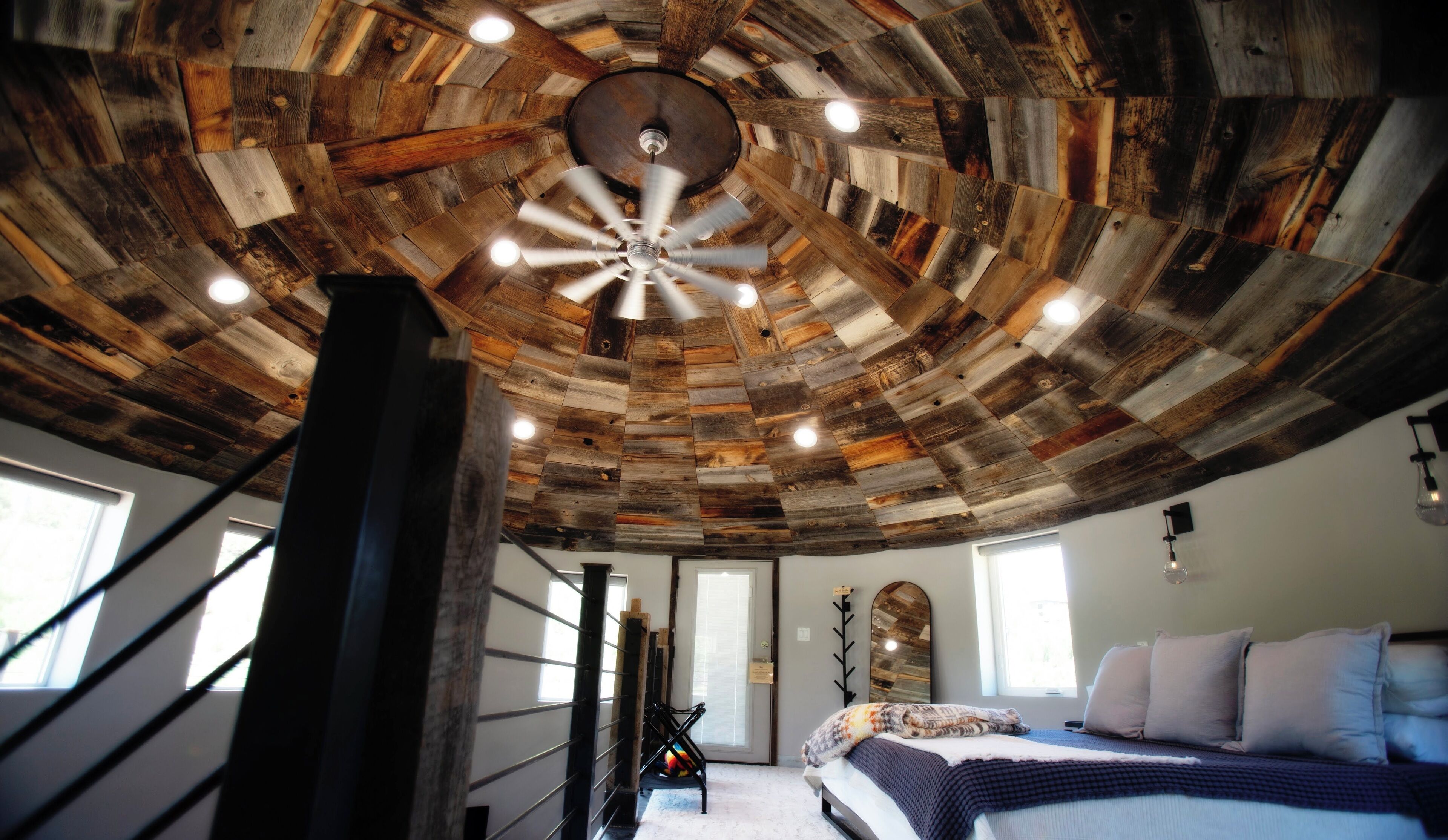 Skrivebord, wi-fi (inkludert) og sengetøy