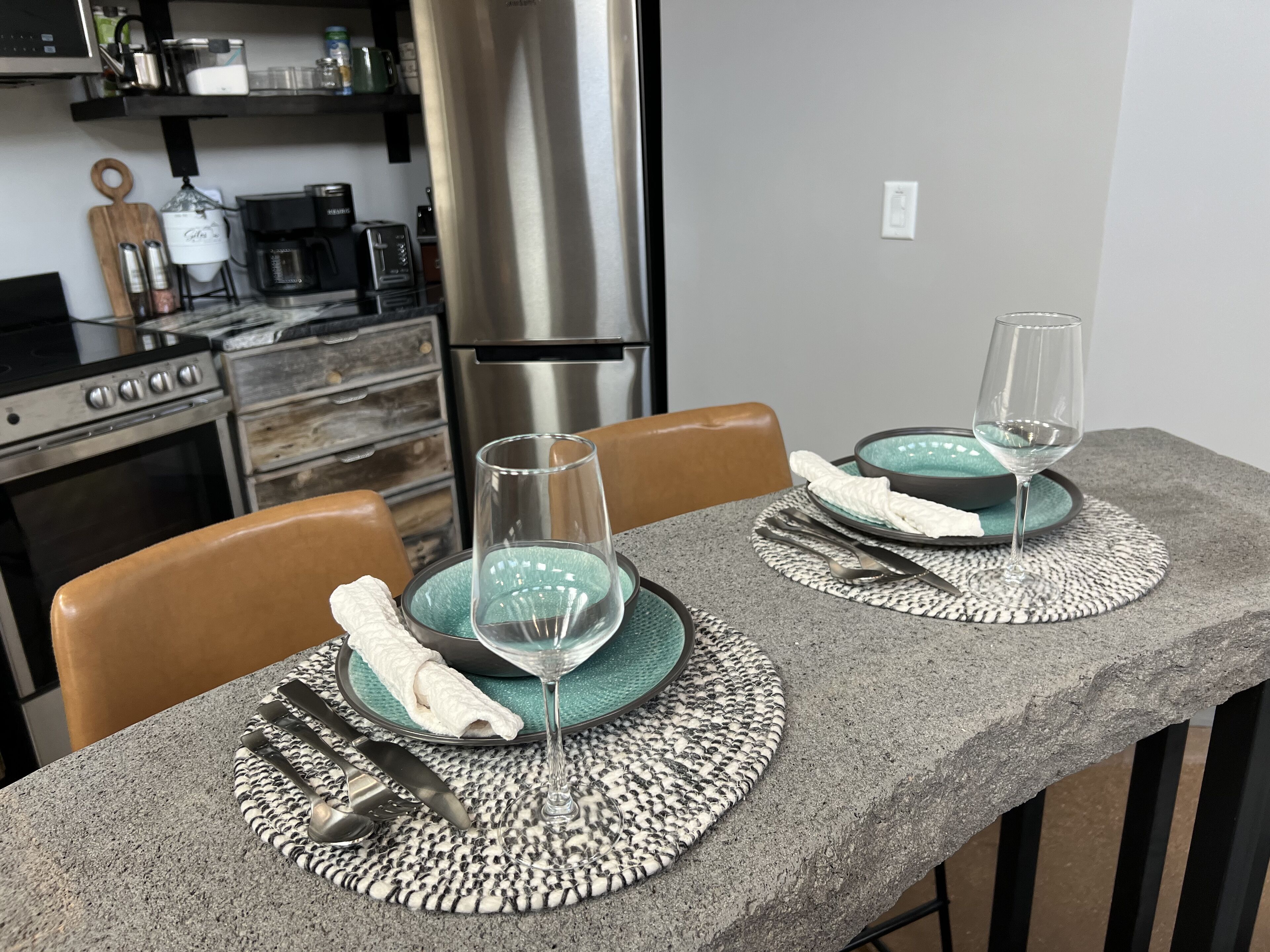 Kjøleskap, mikrobølgeovn, ovn og kokeplater