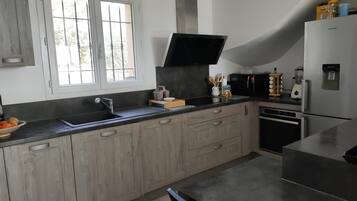 Micro-ondes, four, plaque de cuisson, lave-vaisselle