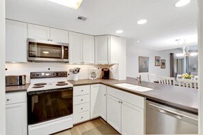 Fridge, microwave, oven, stovetop - Sea Pines Escape  2BR Villa with Balcony & Golf View (Hilton Head Island)