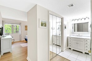 2 quartos, escrivaninha, ferros/tábuas de passar roupa, berço de viagem