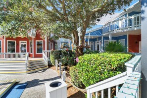 Property grounds - Sea Pines Escape  2BR Villa with Balcony & Golf View (Hilton Head Island)