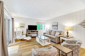 TV, offices - Sea Pines Escape  2BR Villa with Balcony & Golf View (Hilton Head Island)